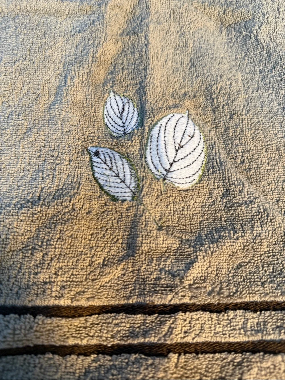 Kassa Fina Brown Bath towel set (2) embroidered leaves 100% Ringspun Cotton